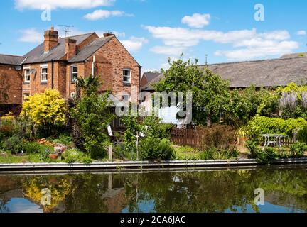 Haus und Garten hinter einem Kanal Stockfoto