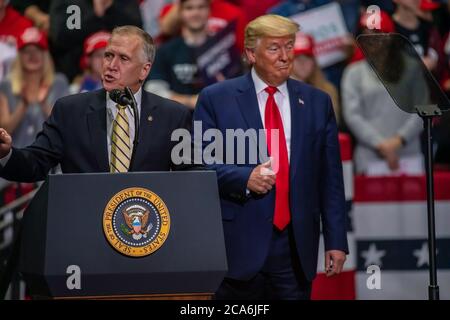 Präsident Trump gibt Senator Tom Tillis den Daumen nach oben Die Kundgebung im Kolosseum von Bojangle Stockfoto