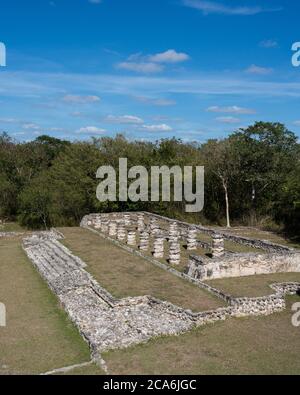 Kolonnaden in den Ruinen der post-klassischen Maya-Stadt Mayapan, Yucatan, Mexiko. Stockfoto