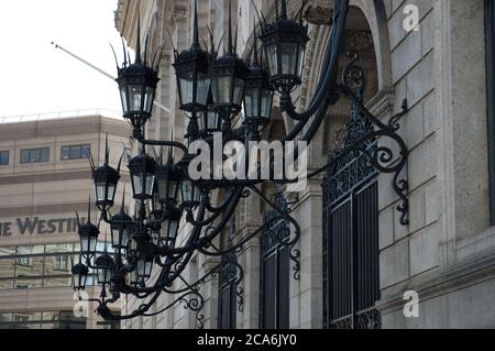 Schöne Laternenpfosten auf einem Gebäude in Boston, Mass Stockfoto