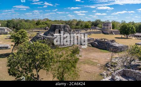 Der Tempel der gemalten Nischen, links, und der runde Tempel oder Observatorium in den Ruinen der post-klassischen Maya-Stadt Mayapan, Yucatan, Mexiko. Stockfoto