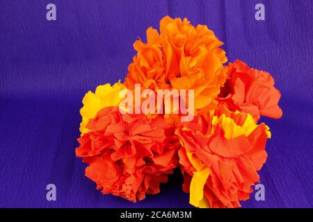 Orangefarbene Blüten aus Krepppapier, die bei den Feierlichkeiten der Dia de los muertos in Lateinamerika verwendet werden Stockfoto