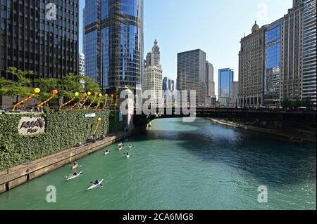 Chicago, Illinois - August 8, 2019 - Blick auf den Chicago River, seine Brücken und die umliegenden Gebäude an einem klaren sonnigen Sommertag. Stockfoto