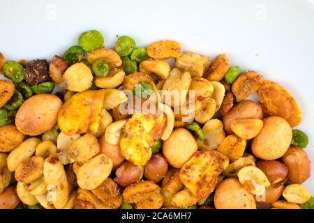 Nahaufnahme ein mexikanisches gemischtes Snack-Essen, bestehend aus Erdnüssen, Erbsen, Cracker-Nüssen, Saubohnen, gesalzen und gewürzt mit Chilipulver Stockfoto