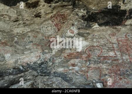 5,000 Jahre alte Steinmalereien in den Mitla-Höhlen im UNESCO-Weltkulturerbe der prähistorischen Höhlen von Yagul und Mitla im C Stockfoto