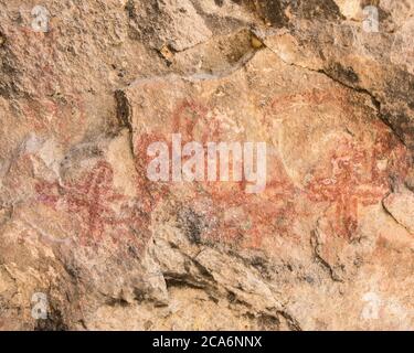 5,000 Jahre alte Steinmalereien in den Mitla-Höhlen im UNESCO-Weltkulturerbe der prähistorischen Höhlen von Yagul und Mitla im C Stockfoto