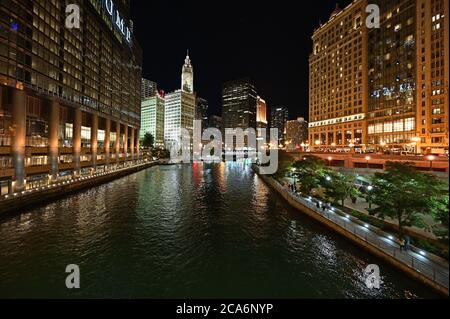 Chicago, Illinois - 8. August 2019 - Blick auf den Chicago River, seine Brücken und die umliegenden Gebäude in klarer sonniger Sommernacht. Stockfoto