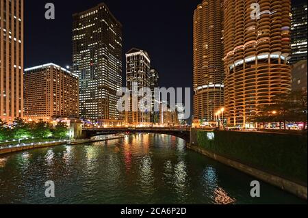 Chicago, Illinois - 8. August 2019 - Blick auf den Chicago River, seine Brücken und die umliegenden Gebäude in klarer sonniger Sommernacht. Stockfoto