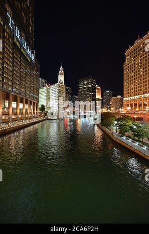 Chicago, Illinois - 8. August 2019 - Blick auf den Chicago River, seine Brücken und die umliegenden Gebäude in klarer sonniger Sommernacht. Stockfoto