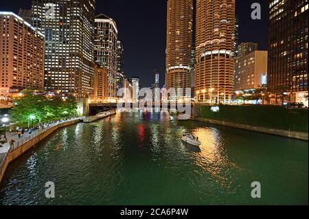 Chicago, Illinois - 8. August 2019 - Blick auf den Chicago River, seine Brücken und die umliegenden Gebäude in klarer sonniger Sommernacht. Stockfoto