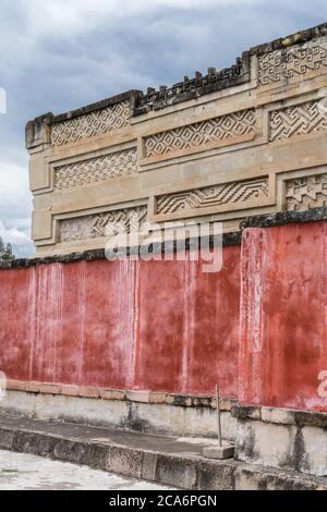 Steinmetzplatten und roter Stuck an der Vorderseite des Palastes, Gebäude 7, in den Ruinen der Zapotec-Stadt Mitla in Oaxaca, Mexiko. EIN UNESCO W Stockfoto