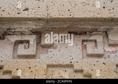 Detail eines Steinfrieses mit Resten der ursprünglichen Farbe auf dem Palast, Gebäude 7, in den Ruinen der Zapoteschen Stadt Mitla in Oaxaca, Stockfoto