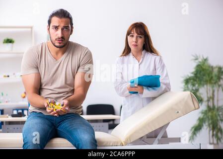 Männlicher Diabetiker, der einen jungen Arzt besucht Stockfoto