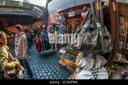 London, Vereinigtes Königreich - 31. März 2007: Extrem Weitwinkel (Fisheye) Foto von Taschen, Kleidung und andere Accessoires auf dem Display bei Camden Lock, berühmt f Stockfoto