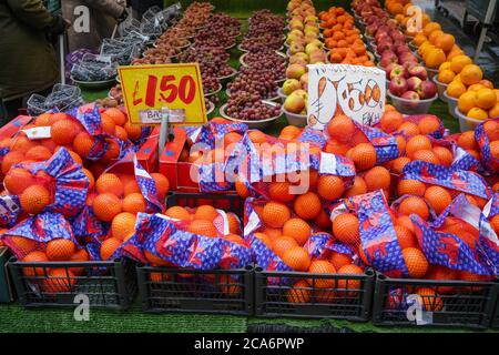 London, Vereinigtes Königreich - 04. Februar 2019: Beutel mit Orangen und mehr Früchte in Schalen auf dem traditionellen Obstmarkt in Lewisham ausgestellt. Stockfoto