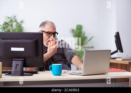 Leitender männlicher Mitarbeiter, der während einer Pandemie von zu Hause aus arbeitet Stockfoto