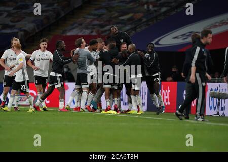 London, Großbritannien. August 2020. Fulham Spieler feiern während des Sky Bet Championship Play-Off Final Match zwischen Brentford und Fulham im Wembley Stadium, London, England am 4. August 2020. Fußballstadien bleiben aufgrund der Covid-19-Pandemie leer, da staatliche Gesetze zur sozialen Distanzierung Fans innerhalb von Spielstätten verbieten, was dazu führt, dass alle Spielanlagen bis auf weiteres hinter verschlossenen Türen gespielt werden. Foto von Andrew Aleksiejczuk/Prime Media Images. Kredit: Prime Media Images/Alamy Live Nachrichten Stockfoto
