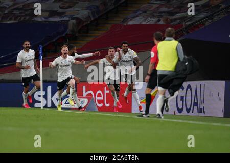 London, Großbritannien. August 2020. Joe Bryan von Fulham (4. V.l.) feiert, nachdem er am 4. August 2020 im Sky Bet Championship Play-Off Final zwischen Brentford und Fulham im Wembley Stadium, London, England, das zweite Tor seines Teams erzielt hat. Fußballstadien bleiben aufgrund der Covid-19-Pandemie leer, da staatliche Gesetze zur sozialen Distanzierung Fans innerhalb von Spielstätten verbieten, was dazu führt, dass alle Spielanlagen bis auf weiteres hinter verschlossenen Türen gespielt werden. Foto von Andrew Aleksiejczuk/Prime Media Images. Kredit: Prime Media Images/Alamy Live Nachrichten Stockfoto