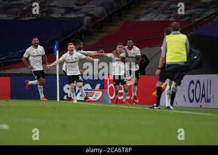 London, Großbritannien. August 2020. Joe Bryan von Fulham (4. V.l.) feiert, nachdem er am 4. August 2020 im Sky Bet Championship Play-Off Final zwischen Brentford und Fulham im Wembley Stadium, London, England, das zweite Tor seines Teams erzielt hat. Fußballstadien bleiben aufgrund der Covid-19-Pandemie leer, da staatliche Gesetze zur sozialen Distanzierung Fans innerhalb von Spielstätten verbieten, was dazu führt, dass alle Spielanlagen bis auf weiteres hinter verschlossenen Türen gespielt werden. Foto von Andrew Aleksiejczuk/Prime Media Images. Kredit: Prime Media Images/Alamy Live Nachrichten Stockfoto