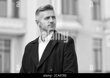 Liebe neuen Stil. Geschäftserfolg. Warm und bequem in dieser Saison. Eleganz bleibt in Mode. Mode-Modell in lässiger Kleidung. Mann mit Herbstjacke. Mantel macht den Menschen eleganter aussehen. Stockfoto