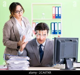 Die Menschen leiden unter übermäßiger Arbeit der Mitarbeiter Stockfoto