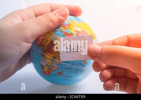 Hand Briefpapier mit hallo Formulierung Modell globe Stockfoto