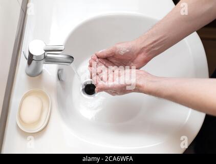 Händewaschen. Der Mann wäscht seine Hände vorsichtig mit Seife. Persönliche Hygiene. Prävention von Coronavirus. Stockfoto