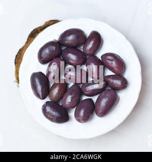 Eingelegte Oliven, Gurke, Zitrone und Pfeffer hausgemachte Bio leicht gesalzene Gurken Vorspeise. Bio, gesunde Lebensmittel Essen Sie frisch mit einer Gabel Pickles Stockfoto