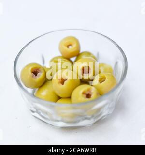 Eingelegte Oliven, Gurke, Zitrone und Pfeffer hausgemachte Bio leicht gesalzene Gurken Vorspeise. Bio, gesunde Lebensmittel Essen Sie frisch mit einer Gabel Pickles Stockfoto