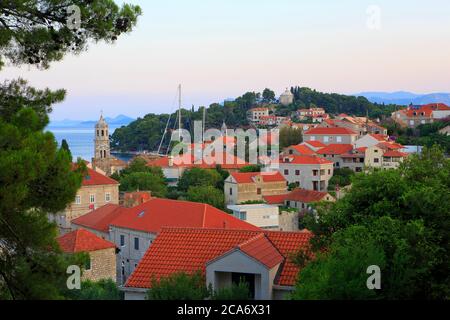 Panoramablick über das malerische Dorf Cavtat (Gespanschaft Dubrovnik-Neretva), Kroatien im Morgengrauen Stockfoto