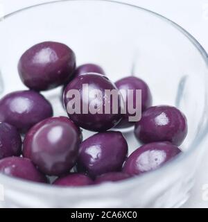 Eingelegte Oliven, Gurke, Zitrone und Pfeffer hausgemachte Bio leicht gesalzene Gurken Vorspeise. Bio, gesunde Lebensmittel Essen Sie frisch mit einer Gabel Pickles Stockfoto