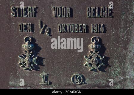 Nahaufnahme der Medaillen des privaten Kamiel De Rocker (1892-1914), Regiment der 6. Linie auf dem belgischen Militärfriedhof in Mechelen, Belgien Stockfoto