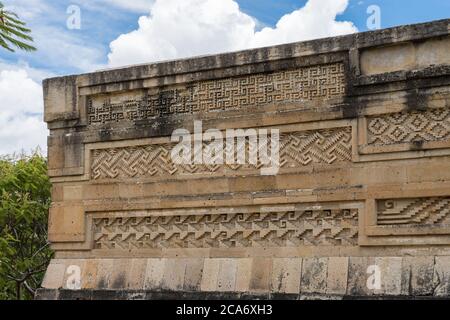 Detail der steinernen Grifftafeln am Palast, Gebäude 7, in den Ruinen der Zapotec-Stadt Mitla in Oaxaca, Mexiko. Ein UNESCO-Weltkulturerbe Stockfoto