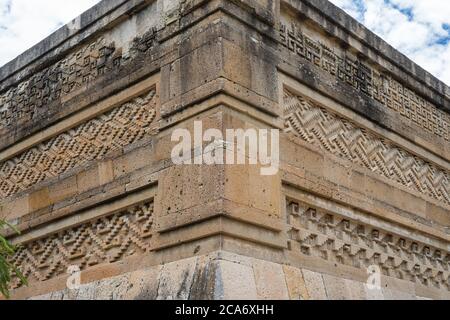 Detail der steinernen Grifftafeln am Palast, Gebäude 7, in den Ruinen der Zapotec-Stadt Mitla in Oaxaca, Mexiko. Ein UNESCO-Weltkulturerbe Stockfoto