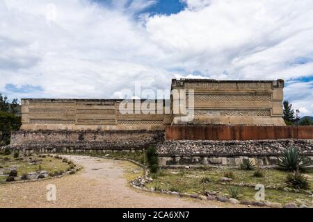 Stein-Laubtafeln auf dem Palast, Gebäude 7, in den Ruinen der Zapotec-Stadt Mitla in Oaxaca, Mexiko. Ein UNESCO-Weltkulturerbe. Stockfoto