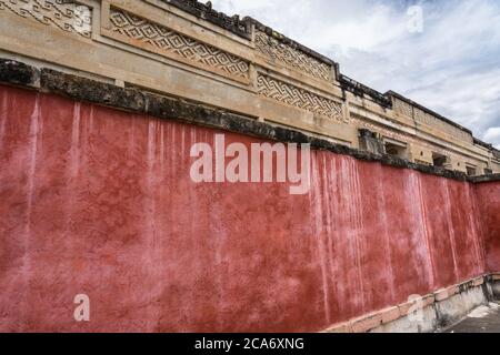 Steinmetzplatten und roter Stuck an der Vorderseite des Palastes, Gebäude 7, in den Ruinen der Zapotec-Stadt Mitla in Oaxaca, Mexiko. EIN UNESCO W Stockfoto