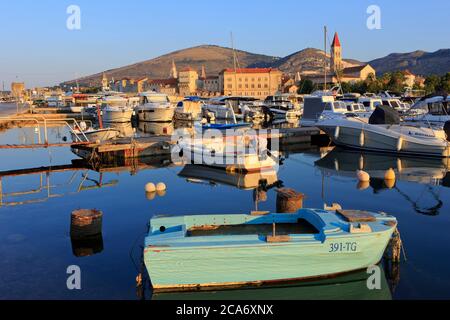 Kleine Motorboote, die in der Nähe der schönen Kathedrale von St. Lawrence, Camerlengo Castle und anderen Sehenswürdigkeiten in Trogir, Kroatien festgemacht sind Stockfoto