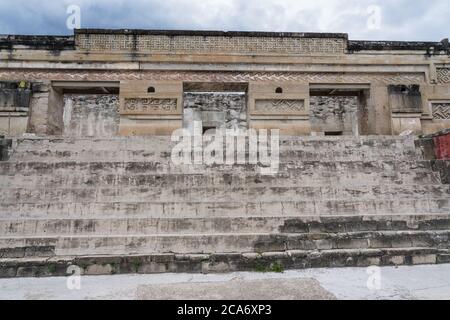 Steinmetztafeln an der Vorderseite des Palastes, Gebäude 7, in den Ruinen der Zapotec-Stadt Mitla in Oaxaca, Mexiko. Ein UNESCO-Weltkulturerbe S Stockfoto