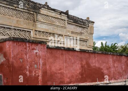 Steinmetzplatten und roter Stuck an der Vorderseite des Palastes, Gebäude 7, in den Ruinen der Zapotec-Stadt Mitla in Oaxaca, Mexiko. EIN UNESCO W Stockfoto