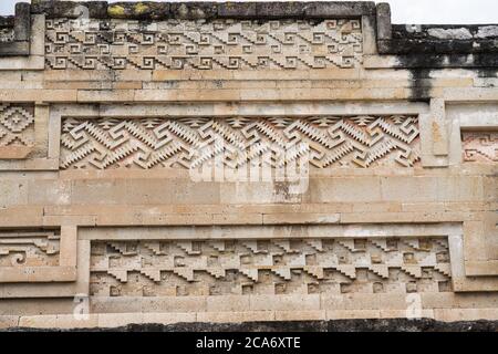 Detail der steinernen Grifftafeln am Palast, Gebäude 7, in den Ruinen der Zapotec-Stadt Mitla in Oaxaca, Mexiko. Ein UNESCO-Weltkulturerbe Stockfoto