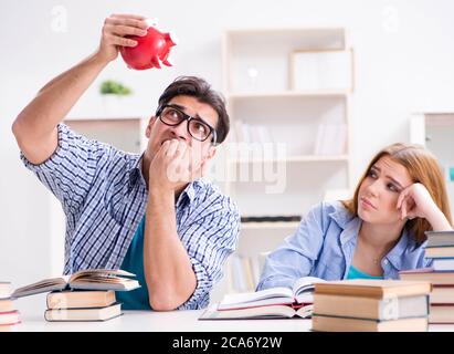 Die beiden Studenten überprüfen Einsparungen für die Bildung zu bezahlen Stockfoto