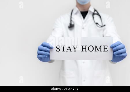 Arzt mit den Worten zu Hause bleiben. Coronavirus, covid-19, Gesundheitskonzept. Die Prävention der Pandemie. Selbstisolierung. Quarantäne. Stockfoto
