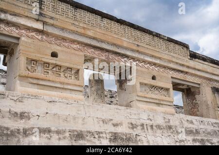 Steinmetztafeln an der Vorderseite des Palastes, Gebäude 7, in den Ruinen der Zapotec-Stadt Mitla in Oaxaca, Mexiko. Ein UNESCO-Weltkulturerbe S Stockfoto