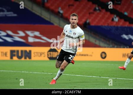 London, Großbritannien. August 2020. Joe Bryan von Fulham feiert nach dem Tor seiner Teams zweiten Tor. EFL Skybet Championship spielt am Dienstag, den 4. August 2020 im Wembley Stadium in London vor Final, Brentford gegen Fulham. Dieses Bild darf nur für redaktionelle Zwecke verwendet werden. Nur redaktionelle Verwendung, Lizenz für kommerzielle Nutzung erforderlich. Keine Verwendung in Wetten, Spiele oder ein einzelner Club / Liga / Spieler Publikationen. PIC von Steffan Bowen / Andrew Orchard Sport Fotografie / Alamy Live News Kredit: Andrew Orchard Sport Fotografie / Alamy Live News Stockfoto