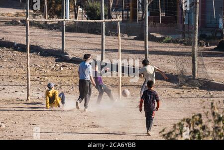 Kinder spielen Fußball im Fahrerlager in Argentinien Stockfoto