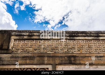 Detail der steinernen Grifftafeln am Palast, Gebäude 7, in den Ruinen der Zapotec-Stadt Mitla in Oaxaca, Mexiko. Ein UNESCO-Weltkulturerbe Stockfoto