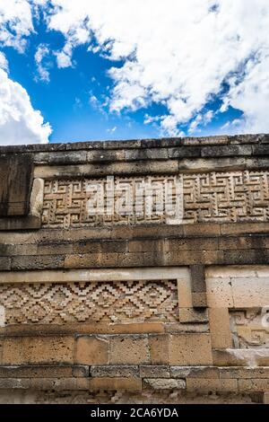 Detail der steinernen Grifftafeln am Palast, Gebäude 7, in den Ruinen der Zapotec-Stadt Mitla in Oaxaca, Mexiko. Ein UNESCO-Weltkulturerbe Stockfoto