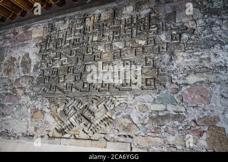 Steinfriese in einem Raum im Palast, Gebäude 7, in den Ruinen der Zapotec-Stadt Mitla in Oaxaca, Mexiko. Ein UNESCO-Weltkulturerbe Stockfoto