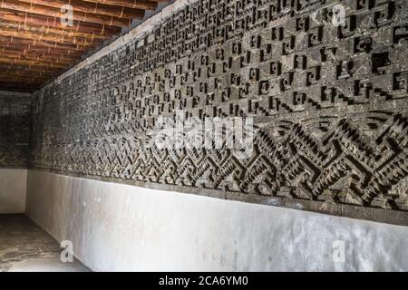 Steinfriese in einem Raum im Palast, Gebäude 7, in den Ruinen der Zapotec-Stadt Mitla in Oaxaca, Mexiko. Ein UNESCO-Weltkulturerbe Stockfoto