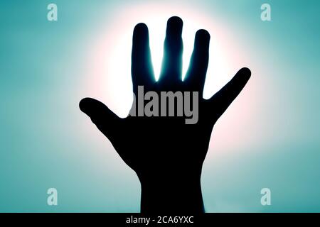Hand, die zum Himmel reicht Stockfoto